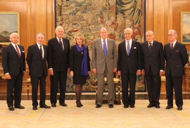 Fotografía de grupo de Su Majestad el Rey con una representación de la Unión de Círculos Italianos
